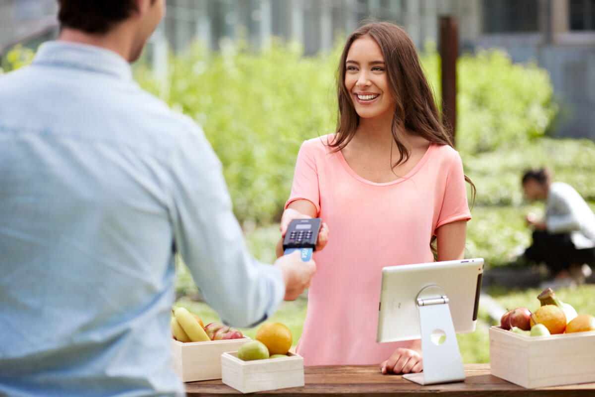 Auch bei einem Obststand im Garten kann man mit Zettle Kartenzahlungen entgegennehmen