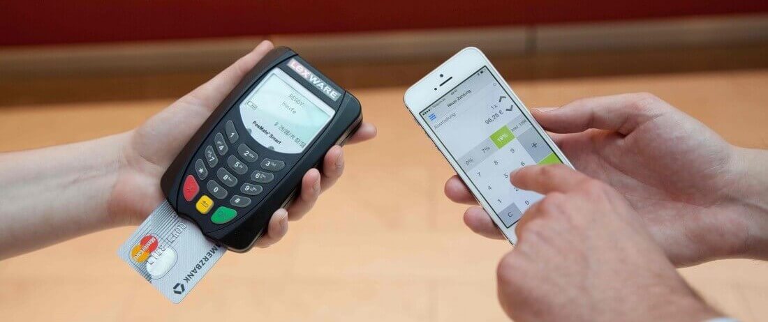 Ein mobiles Kartenlesegerät im Einsatz