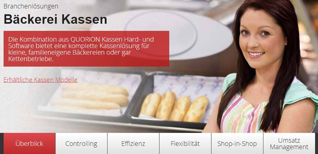 Eine Verkäuferin in der Bäckerei vor Auslagen von Backwaren.