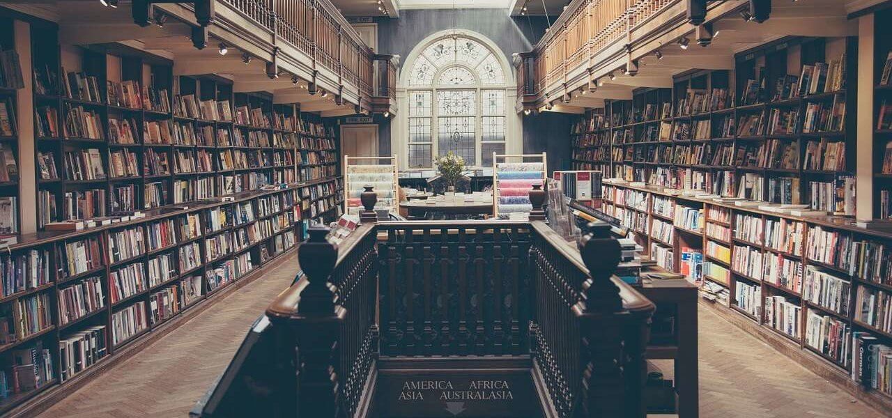 Das bild zeigt eine Bibliothek mit Gesetzbüchern
