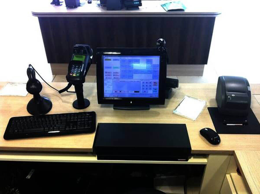Arbeitsplatz am Schreibtisch mit Kassensystem von HKS